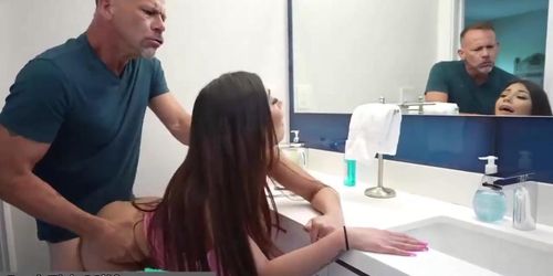 Older Stepdad Can'T Stop Fucking His Horny Teen Stepsis -