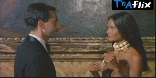 Paola Senatore Butt, Bush Scene In Emanuelle In America