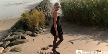 Blonde Girl Likes To Fuck On The Beach