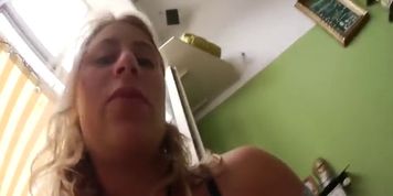 :) Lindsey Juicing In Public. Risky Indeed!