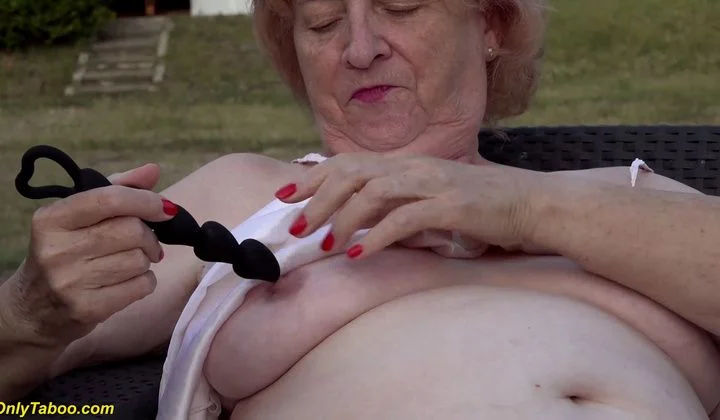 Rousse Au Gros Ventre Une Vraie Mature De 83 Ans Profite De Sa Premiere Experience De Gode Anal En E 4k