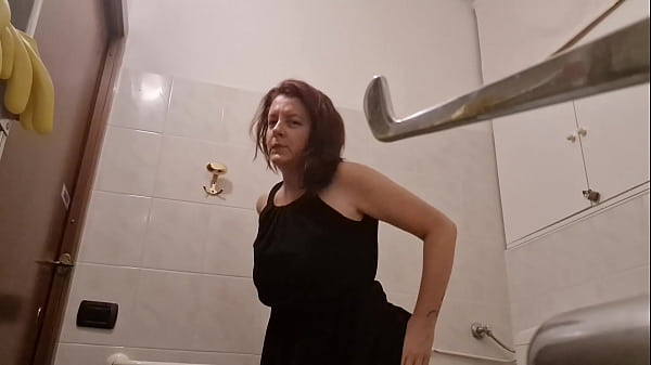Your Italian Milf Records Herself Peeing In The Dirty Public Toilets